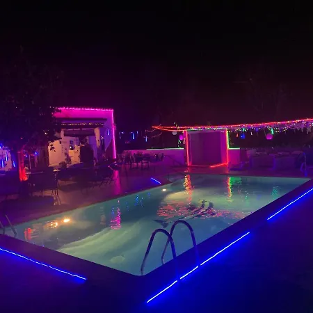 5 Double Bedrooms. 3 Bathrooms.2 Kitchens And Big Swimming Pool Wifi Будинок відпочинку Санта-Еулалія-дель-Ріо