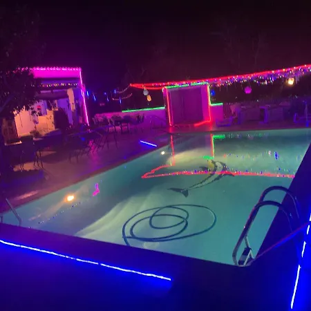 5 Double Bedrooms. 3 Bathrooms.2 Kitchens And Big Swimming Pool Wifi *