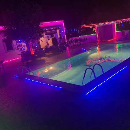 5 Double Bedrooms. 3 Bathrooms.2 Kitchens And Big Swimming Pool Wifi Будинок відпочинку