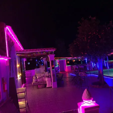 5 Double Bedrooms. 3 Bathrooms.2 Kitchens And Big Swimming Pool Wifi Будинок відпочинку *