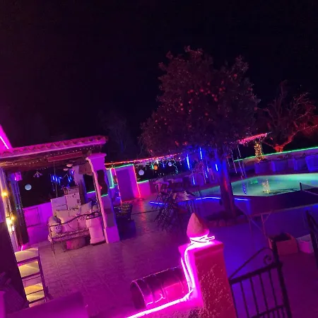 5 Double Bedrooms. 3 Bathrooms.2 Kitchens And Big Swimming Pool Wifi Санта-Еулалія-дель-Ріо