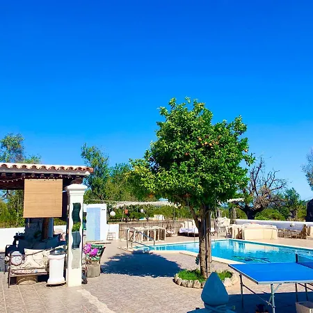 5 Double Bedrooms. 3 Bathrooms.2 Kitchens And Big Swimming Pool Wifi *