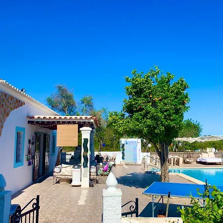 5 Double Bedrooms. 3 Bathrooms.2 Kitchens And Big Swimming Pool Wifi Будинок відпочинку Санта-Еулалія-дель-Ріо